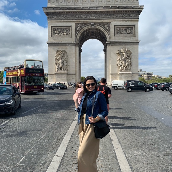 Meet your Posher, Adrianna - Picture 2 of 4